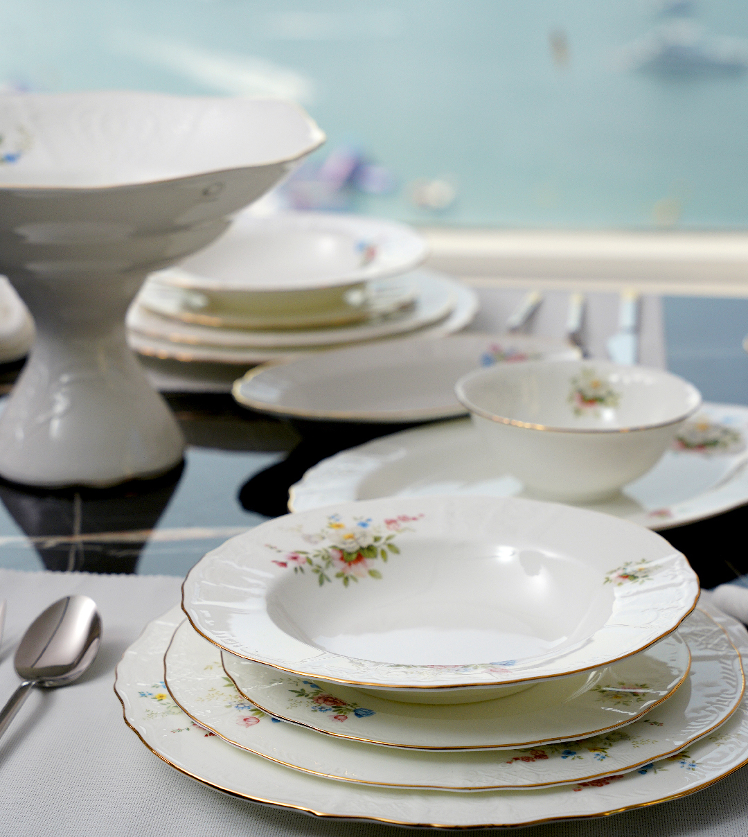 Luhpar Classic Garden table setting.