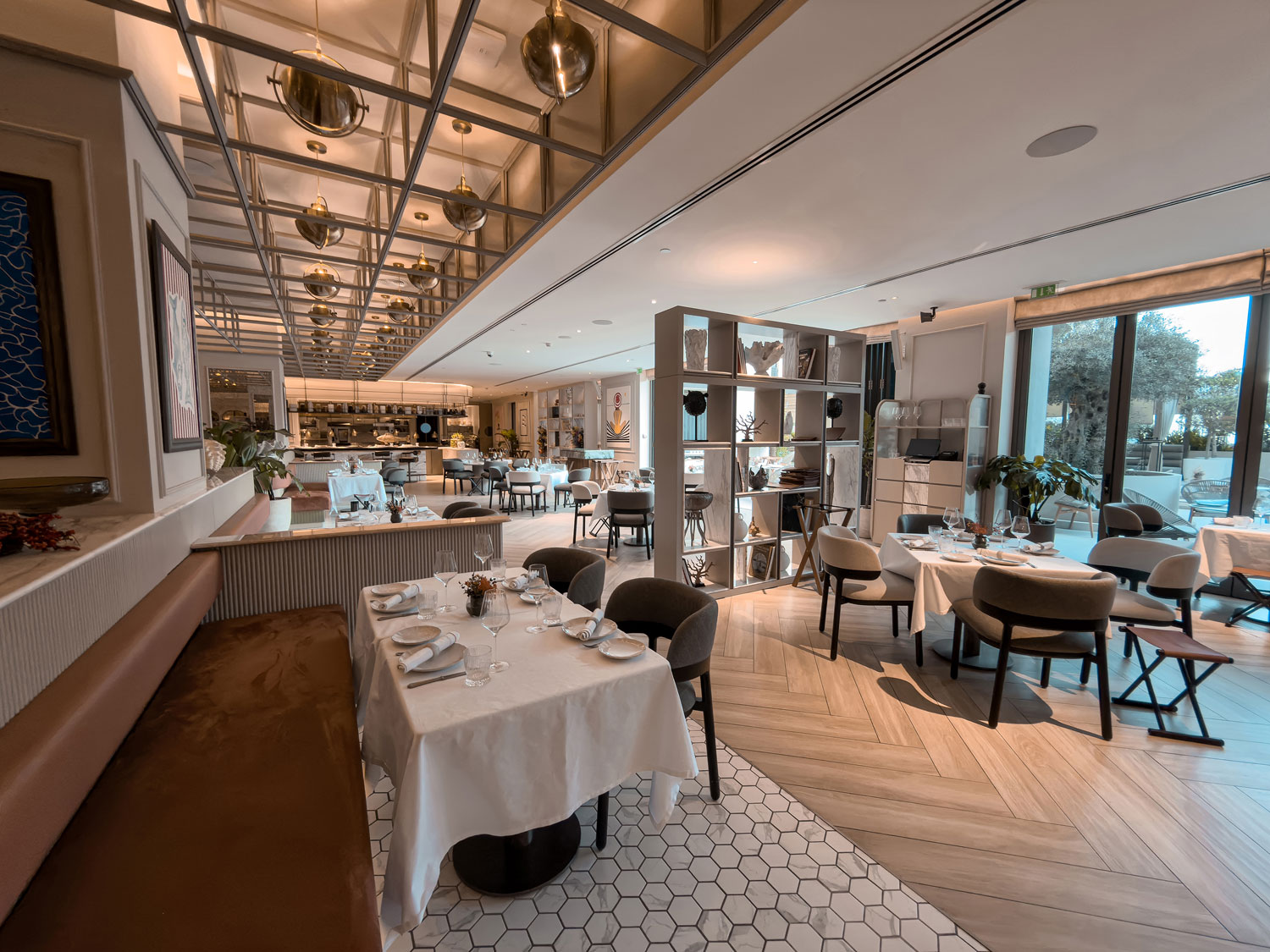 Dining room tables at Vera Versilia.