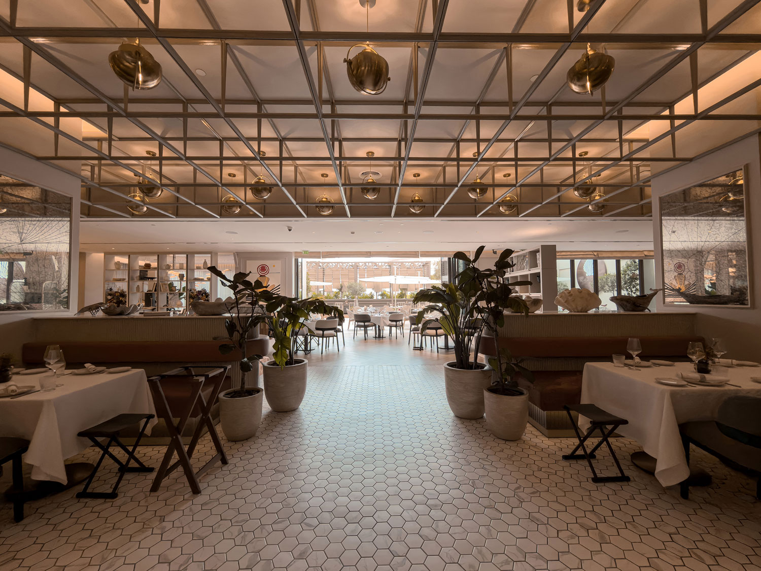 Threshold into the Vera Versilia dining room.