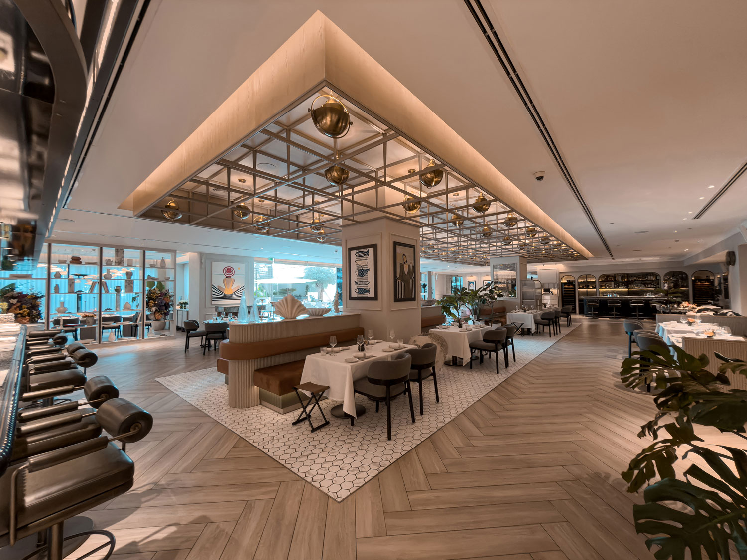 Wide view of the Vera Versilia dining room.