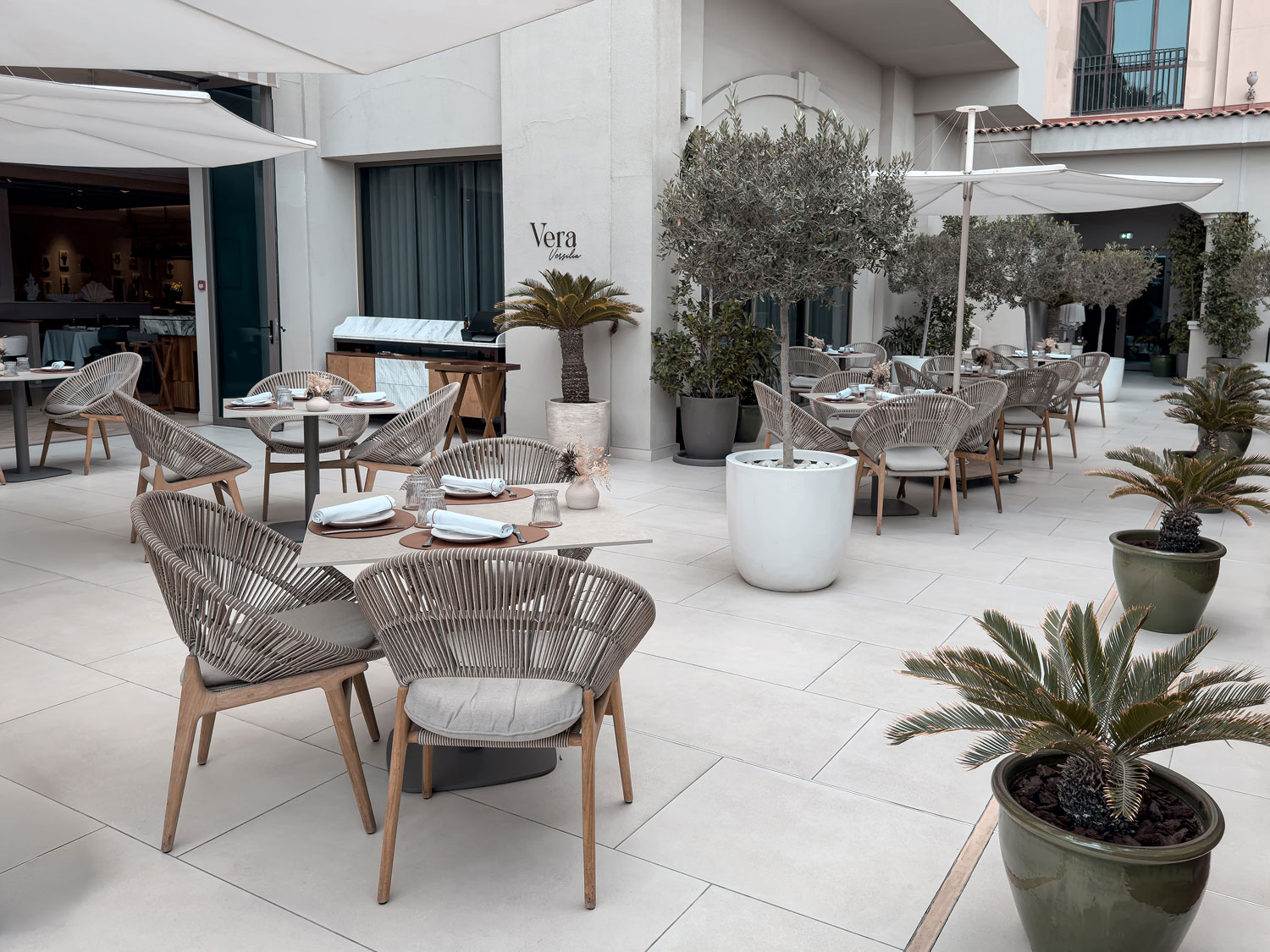 Outdoor tables at Vera Versilia.